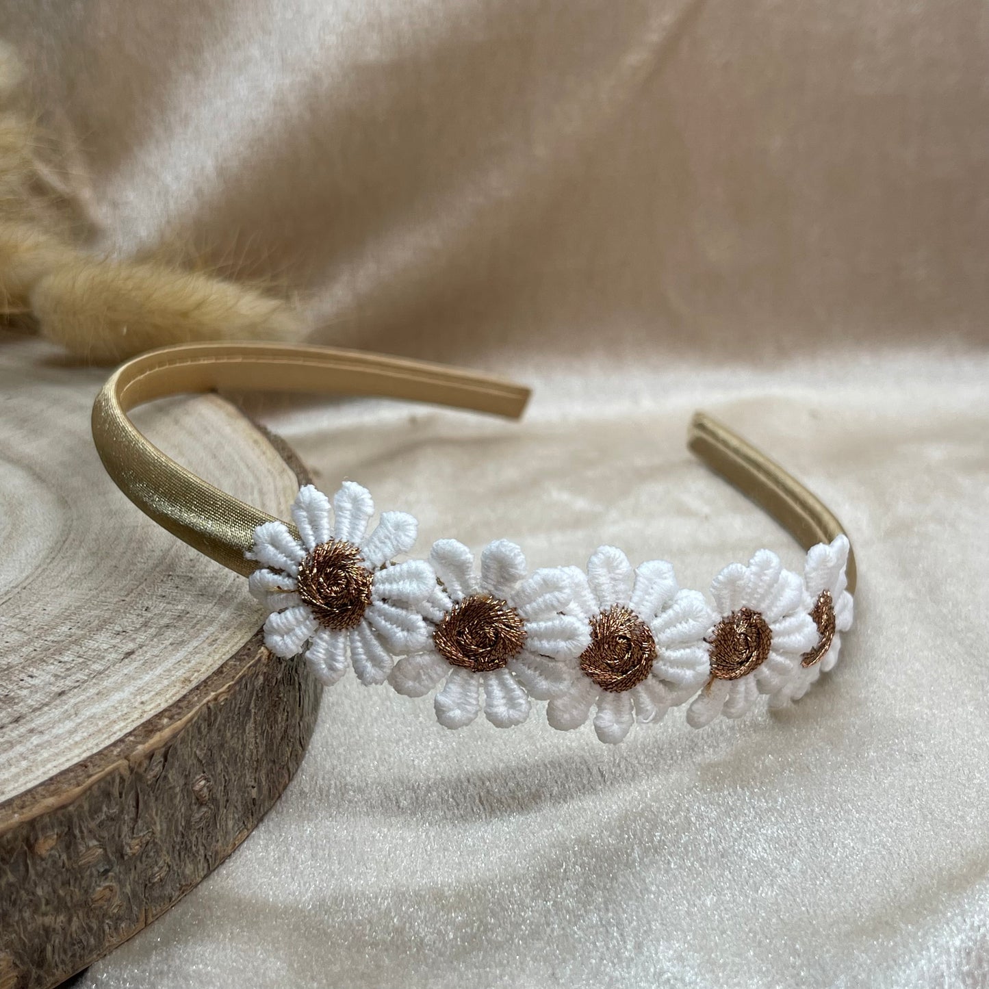 Diadeem met madeliefjes met bronzen kern