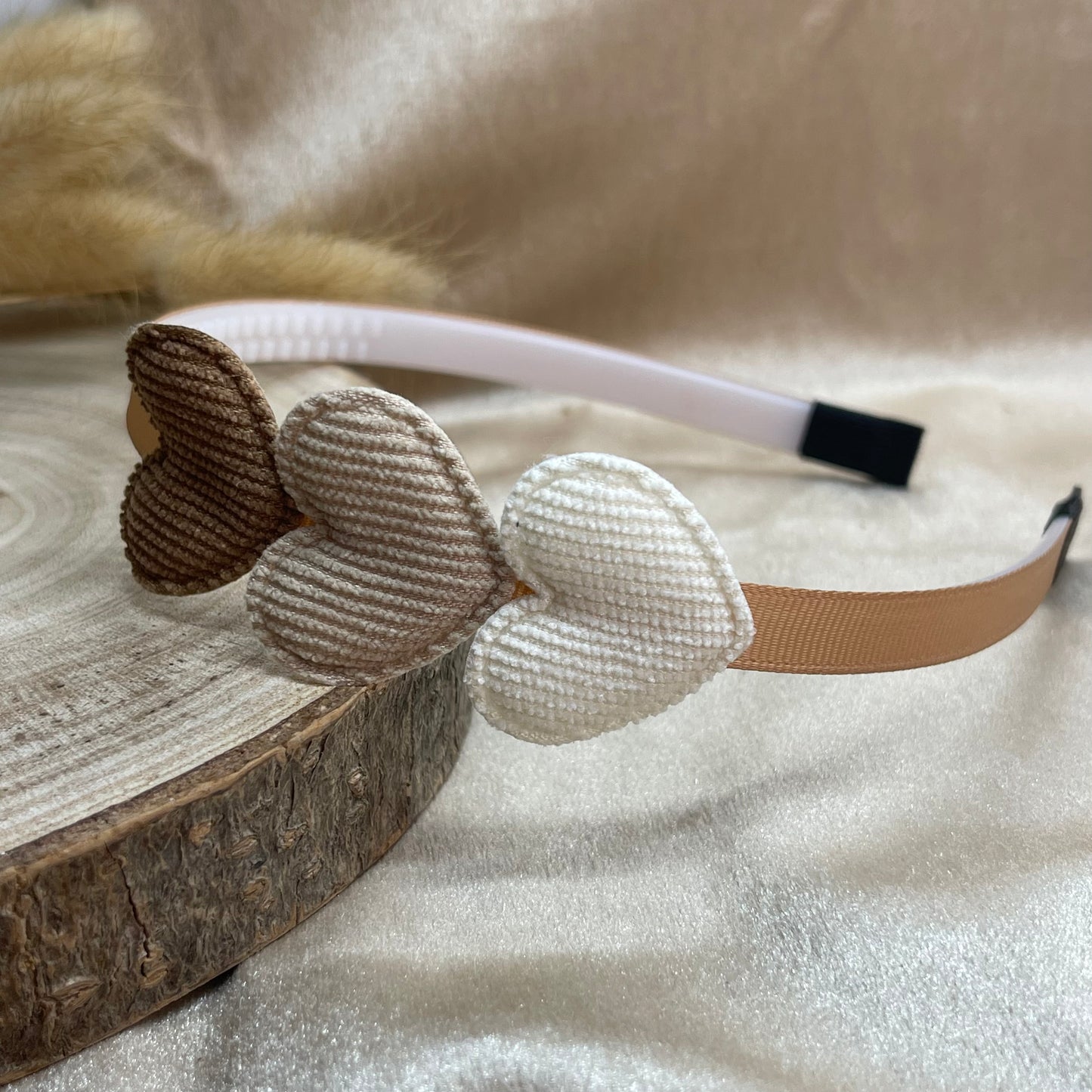 Xtra grip diadeem met hartjes zij aanzicht