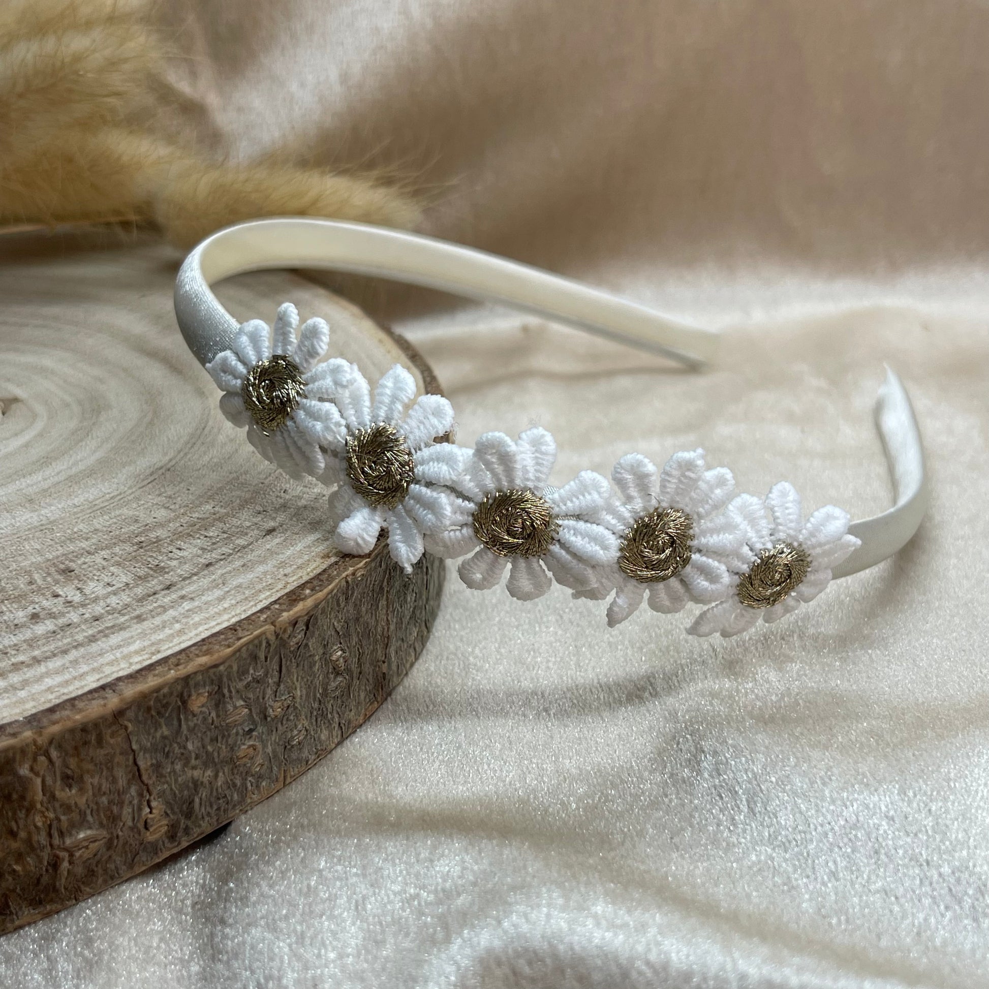 Diadeem met madeliefjes, wit met goud 